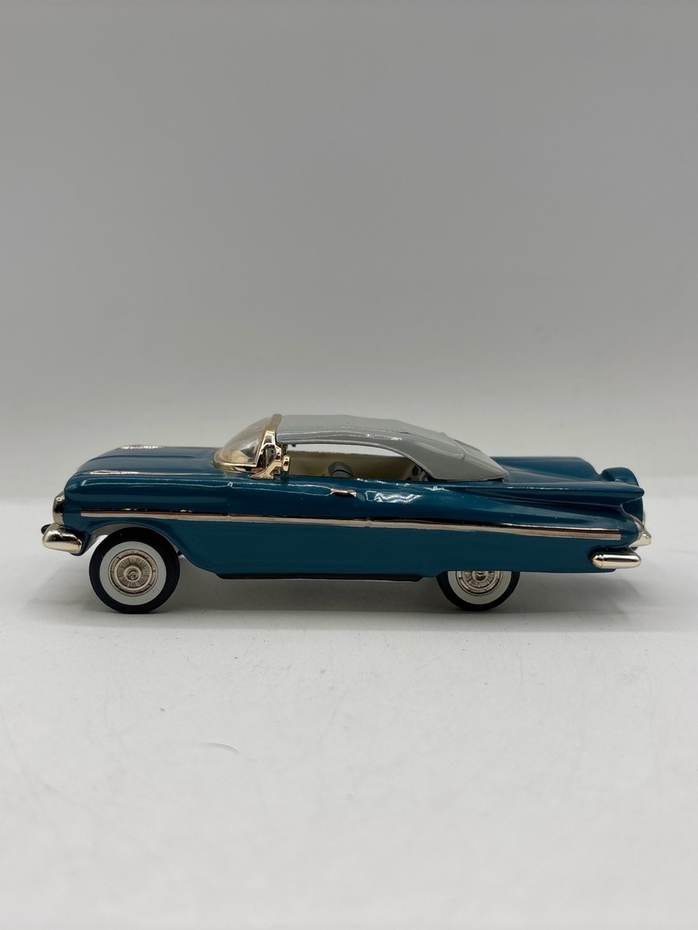 Department 56 2000 Vintage Snow Village 1959 Chevrolet Impala Convertible 55289